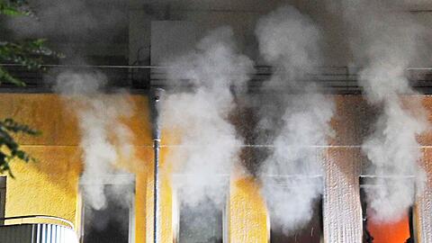 Obergiesing: Kurz vor Mitternacht brennt im dritten Stock eines Wohnblocks eine Wohnung.