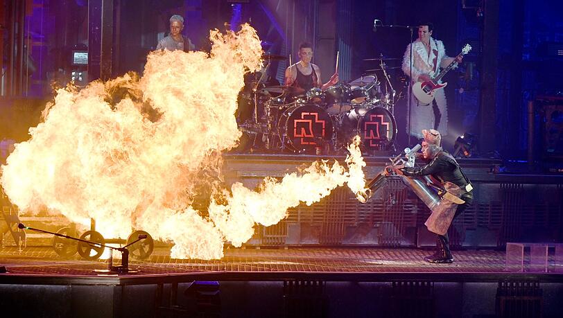 Till Lindemann (r) feuert bei einem Rammstein-Konzert einen Flammenwerfer ab.