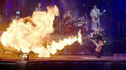 Till Lindemann (r) feuert bei einem Rammstein-Konzert einen Flammenwerfer ab.
