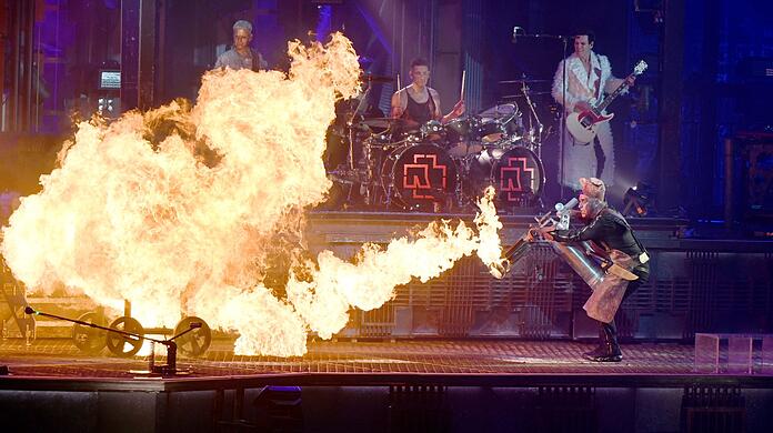 Till Lindemann (r) feuert bei einem Rammstein-Konzert einen Flammenwerfer ab.
