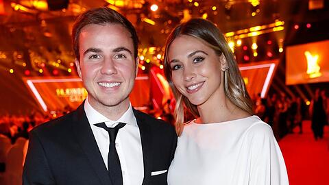Ann-Kathrin und Mario Götze denken über eine Auswanderung nach.