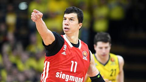 Vladimir Lucic vom FC Bayern gestikuliert.