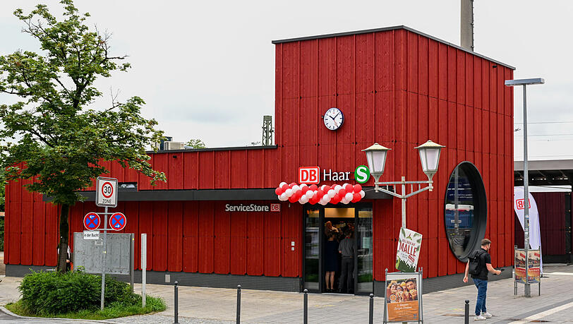 Das neue Holzbahnhofgebäude in Haar am Bahnhofsplatz hat eine rote Lärchenholzverkleidung und ein großes Bullauge auf der Ostseite. Hier können Fahrgäste künftig bei einem Kiosk einkaufen und auf die Züge warten.