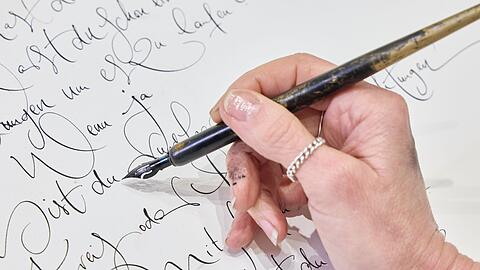 Sch&ouml;n schreiben, kann jeder, findet Jeannine Platz und ermuntert: Weniger tippen, mehr schreiben!