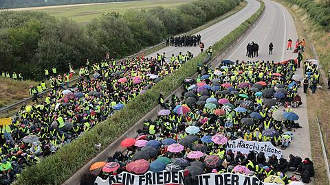 Demonstranten blockieren zeitweise die Autobahn A71 bei Erfurt.