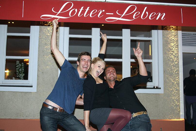Andreas Lotter (r.) will, dass sich in seinem Laden jeder zuhause fühlt. Hier posiert er mit zwei Gästen.