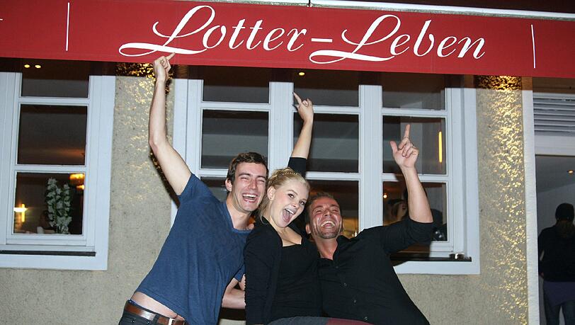 Andreas Lotter (r.) will, dass sich in seinem Laden jeder zuhause fühlt. Hier posiert er mit zwei Gästen. Andreas Lotter (r.) will, dass sich in seinem Laden jeder zuhause fühlt. Hier posiert er mit zwei Gästen.