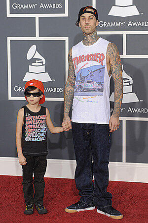 Bei seinen Kindern hört der Spaß auf: Blink 182 Drummer und Paris Hilton-Ex Travis Barker drohte einem Fotografen Prügel an. Der Fotograf hatte Glück - außer einem Schlag auf die Kamera passierte nichts - denn Barker hatte seine Tochter auf dem Arm.
