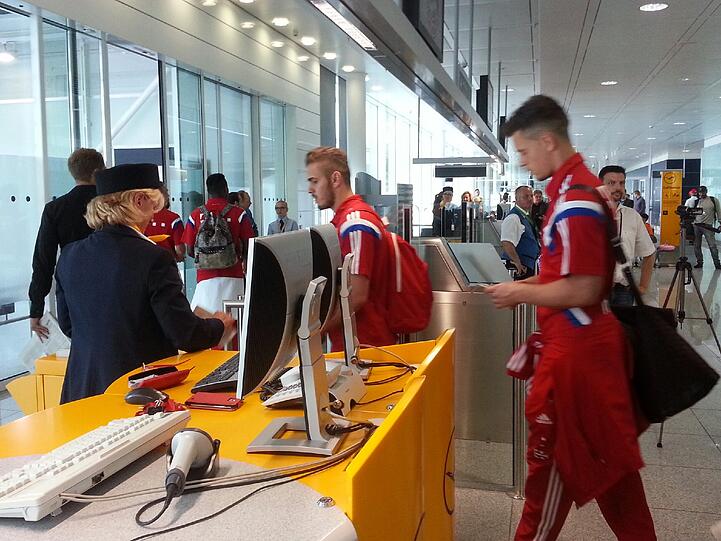 Bilder vom Flughafen München: Der FC Bayern vor dem Abflug in die USA.