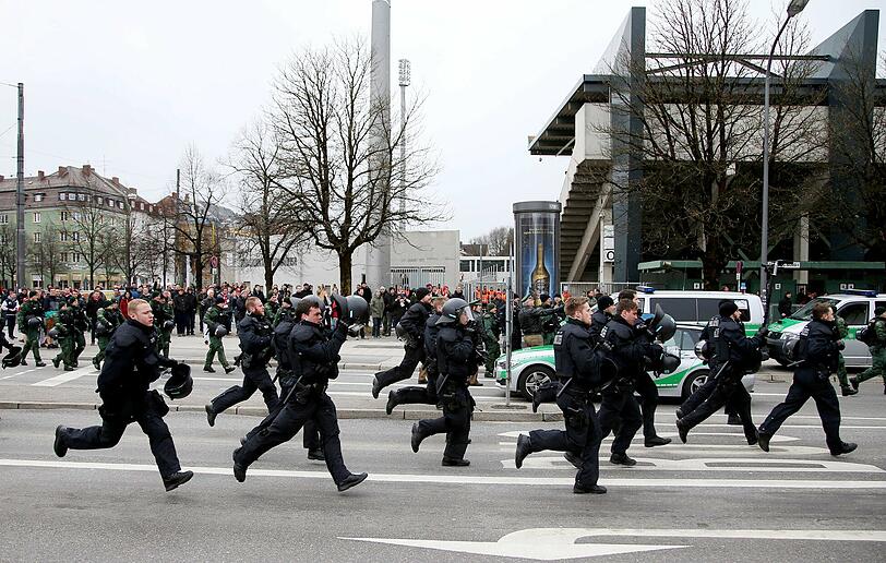 Bengalos, Chinaböller, Flaschenwürfe: FC Bayern II gegen TSV 1860 II: Die Bilder von Aufmarsch der Fans. 1000 Polizei-Beamte sind im Einsatz.
