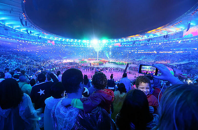 Die Bilder der knallbunten und komplett verregneten Abschlussfeier der olympischen Spiele von Rio.
