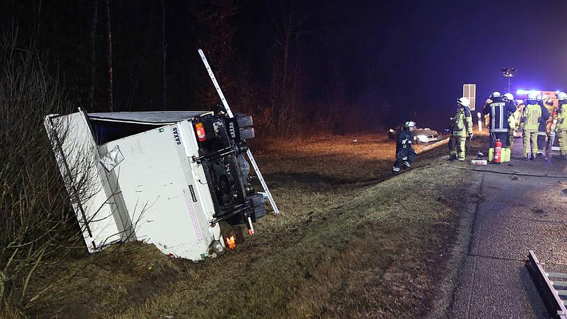 Nach der Kollision mit den Unfalltrümmern gerät ein zweiter Lastwagen ins Schlingern. Er schaukelt sich auf, kippt um und überschlägt sich mehrfach.