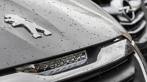 Der Peugeot-Mutterkonzern PSA will den deutschen Konkurrenten noch in diesem Jahr übernehmen und kostengünstiger organisieren.