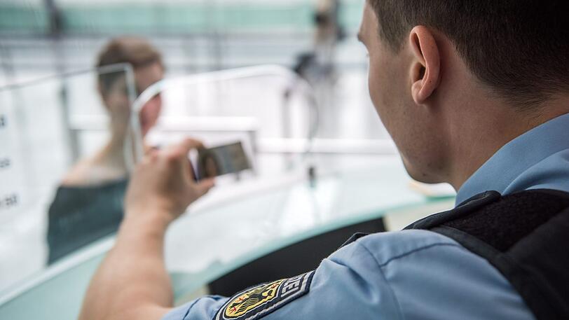 Ausweiskontrollen gehören zu den Standard-Aufgaben der Bundespolizei am Münchner Flughafen. (Symbolfoto)