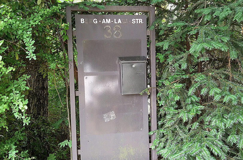 Der Briefkasten ist noch da. Auch er ist leer.