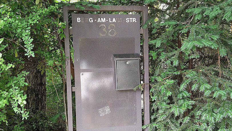 Der Briefkasten ist noch da. Auch er ist leer. Der Briefkasten ist noch da. Auch er ist leer.