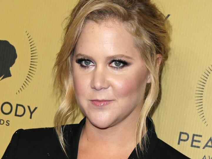 Die Hollywood-Komikerin Amy Schumer hat einen kleinen Jungen zur Welt gebracht.