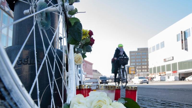 Blumen und Kerzen sind vor einem weißen Geisterrad an der Stelle eines tödlichen Radunfalls in Berlin-Mitte aufgestellt. Blumen und Kerzen sind vor einem weißen Geisterrad an der Stelle eines tödlichen Radunfalls in Berlin-Mitte aufgestellt.