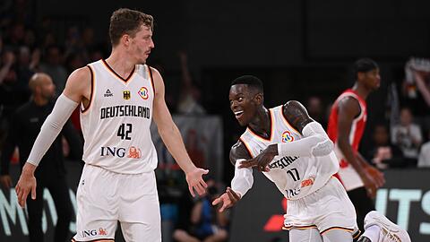 Dennis Schröder (r), Andreas Obst und Co. spielen in Abu Dhabi.