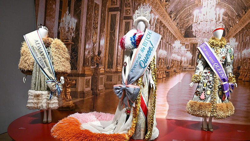 So stellt sich das Designer-Duo die Outfits der neuen Royal-Generation vor. So stellt sich das Designer-Duo die Outfits der neuen Royal-Generation vor.