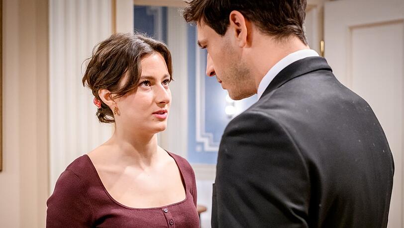 "Sturm der Liebe": Olivia (l.) ist vor Massimo erleichtert, dass der Anruf nur ein Betrugsversuch war. "Sturm der Liebe": Olivia (l.) ist vor Massimo erleichtert, dass der Anruf nur ein Betrugsversuch war.