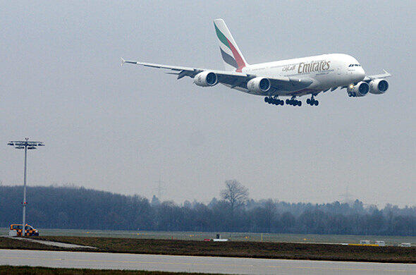 Die Emirates-Maschine landete am Mittag von Dubai kommend bei diesigem Wetter auf dem Münchner Airport. Bilder vom A380 in München