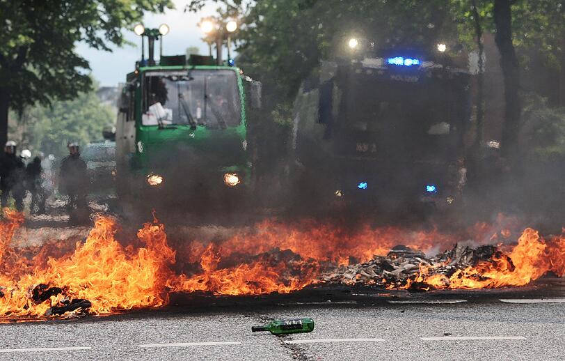 Brennende Straßenblockaden und aggressive Demonstranten: Bei einer Kundgebung von Rechtsextremisten zum "Tag der Deutschen Zukunft" kam es am Samstag in Hamburg zu schweren Ausschreitungen. Trotz eines Großaufgebots der Polizei mit mehreren tausend Beamten aus mehreren Bundesländern konnte sie Rechte und linke Gegendemonstranten nicht immer auseinanderhalten. Mehrere tausend Menschen und ein breites Bündnis aus Parteien, Gewerkschaften, Vereinen, Kirchen und anderen gesellschaftlichen Organisationen hatten sich gegen die rechte Kundgebung formiert.
