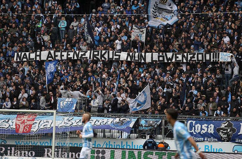 Die Message war nicht zu übersehen: 1860-Fans in der Nordkurve ließen ihren Unmut gegen Investor Hasan Ismaik freien Lauf.