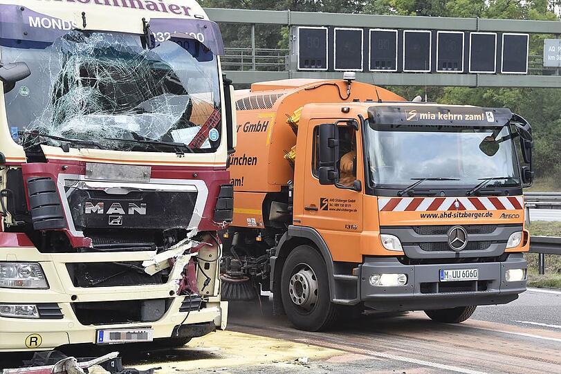Nach dem Unfall mit drei Lastwagen auf der A99 kam es zu kilometerlangen Rückstaus.