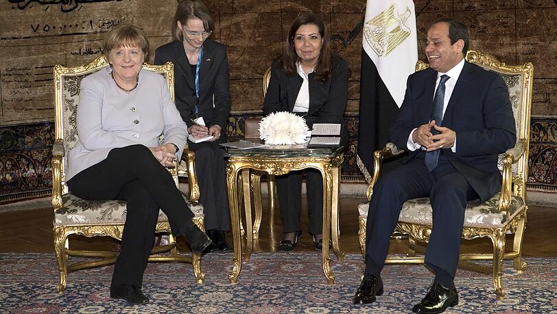 Ernste Themen, gute Laune: Kanzlerin Angela Merkel (CDU) unterhält sich in Kairo mit Ägyptens Präsident Abdelfattah Al-Sisi. Ernste Themen, gute Laune: Kanzlerin Angela Merkel (CDU) unterhält sich in Kairo mit Ägyptens Präsident Abdelfattah Al-Sisi.