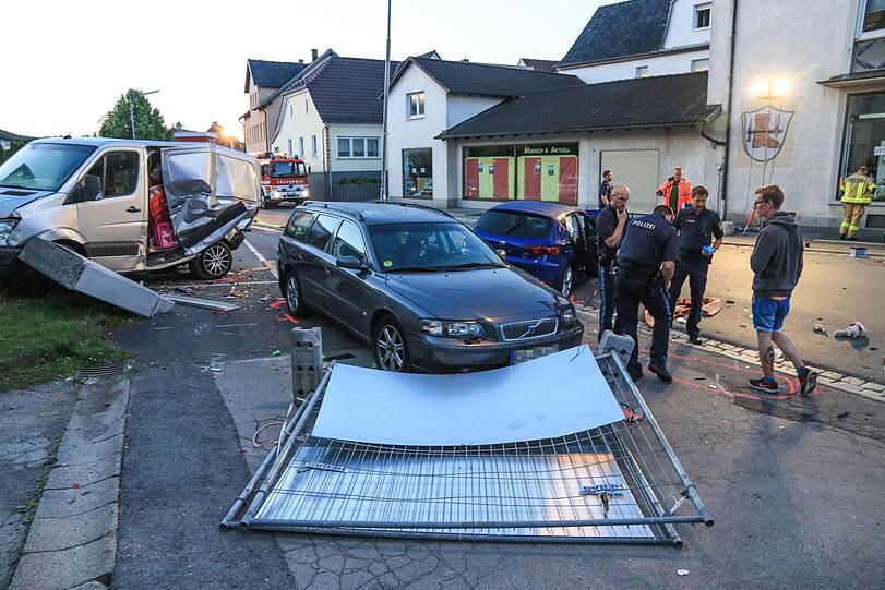 Spektakuläre Szenen im Landkreis Coburg: Ein 19-Jähriger will sich einer Polizeikontrolle entziehen und hinterlässt eine Spur der Verwüstung - die Bilder vom Einsatz.