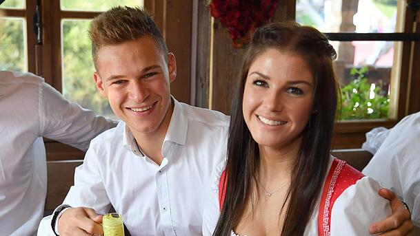 Joshua Kimmich und Lina Meyer wurden im Juni 2019 erstmals Eltern Joshua Kimmich und Lina Meyer wurden im Juni 2019 erstmals Eltern