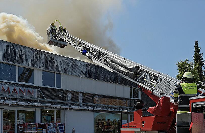 In Aubing löste der Brand auf einem Flachdach einen Großeinsatz aus. Die Bilder.