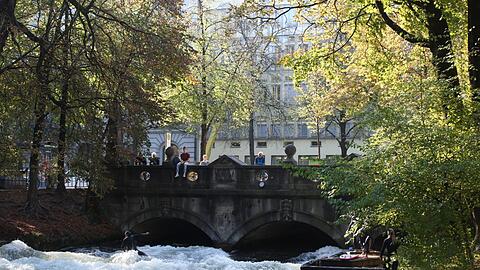 Hier werden Stadtmühlbach und Stadtsägmühlbach zum Eisbach: Die Brücke unter der Prinzregentenstraße muss saniert werden. Politiker sehen die alten Bäume in Gefahr.