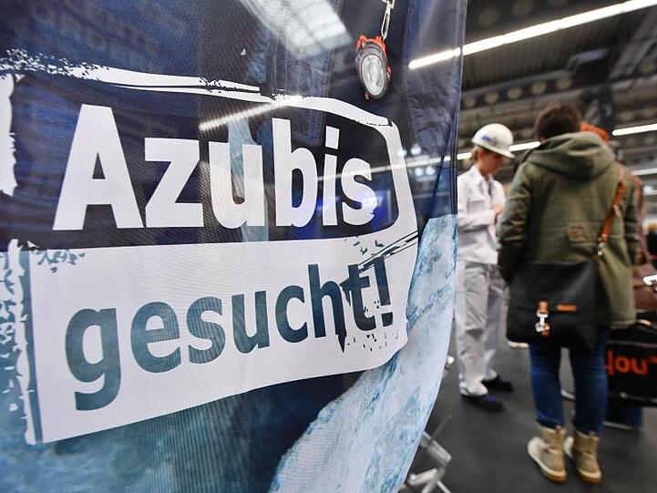 Das war auch schon mal anders in Deutschland: "Azubis gesucht" steht auf einem Banner am Stand einer Firma beim Forum Berufsstart Mitteldeutschland in Erfurt.