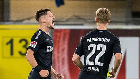Paderborns Florent Muslija (l) zieht Schalke seinem Tor zum 3:0 den Stecker.