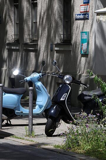 Hier dient der Bürgersteig als Vespa-Parkplatz.