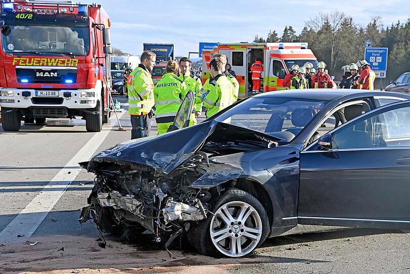 Der Wagen schleuderte nach links über alle Fahrspuren, prallte frontal in die Mittelleitplanke und wurde anschließend zurückkatapultiert.