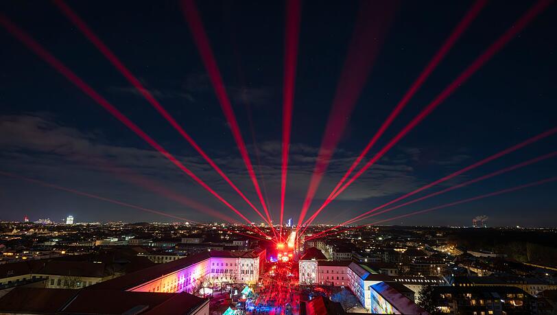 Eine Lasershow auf der Silvestermeile auf der Ludwigstra&szlig;e in M&uuml;nchen.