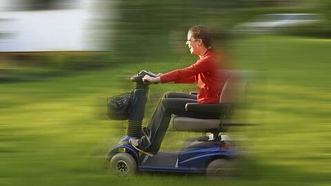 Mit so einem elektrisch angetriebenen Krankenfahrstuhl war die M&uuml;nchnerin in Sendling unterwegs. (Symbolbild)