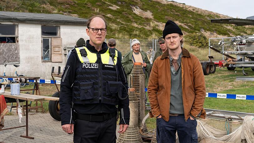 Polizist Schneider (Stephan A. Tölle, links) wurde von seinem Cousin Niels (Leo Meier) an den Hafen gerufen. Ein Toter wurde gefunden. Polizist Schneider (Stephan A. Tölle, links) wurde von seinem Cousin Niels (Leo Meier) an den Hafen gerufen. Ein Toter wurde gefunden.