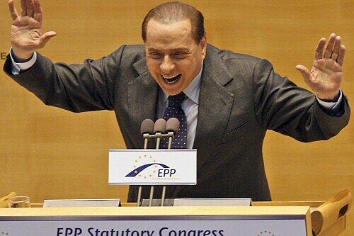 Silvio Berlusconi ist zu Scherzen aufgelegt