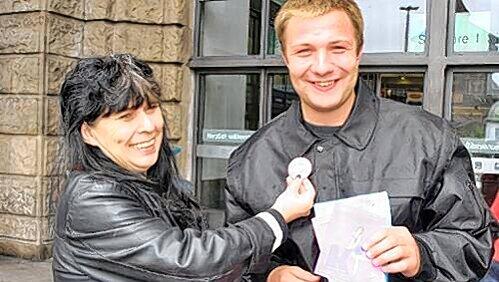 Bärbel Ahorn-Frost von Kassandra sorgt dafür, dass Sebastian Lehmann (23) perfekt ausgerüstet ist. Es gibt Kondome, Flyer und einen Anstecker. Bärbel Ahorn-Frost von Kassandra sorgt dafür, dass Sebastian Lehmann (23) perfekt ausgerüstet ist. Es gibt Kondome, Flyer und einen Anstecker.