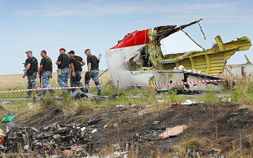 Juli 2014: Brennende Trümmer am Unglücksort in der Ukraine.