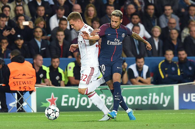 JOSHUA KIMMICH NOTE 4 - Holte Cavani rüde von den Beinen, sah dafür Gelb (23.). Meist über seine rechte Abwehrseite von Neymar angelaufen, machte es einigermaßen ordentlich, konnte ihn aber nie bändigen. Nach vorne mit Akzenten.