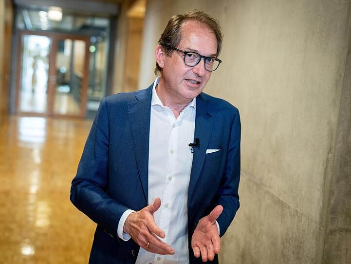 Alexander Dobrindt will dafür sorgen, dass ein solches (Missbrauchs-)Urteil "dauerhaft, lebenslang in das erweiterte Führungszeugnis eingetragen wird. Und nicht nur begrenzt auf zehn Jahre".