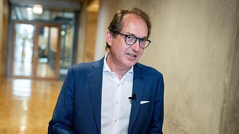 Alexander Dobrindt will dafür sorgen, dass ein solches (Missbrauchs-)Urteil "dauerhaft, lebenslang in das erweiterte Führungszeugnis eingetragen wird. Und nicht nur begrenzt auf zehn Jahre".
