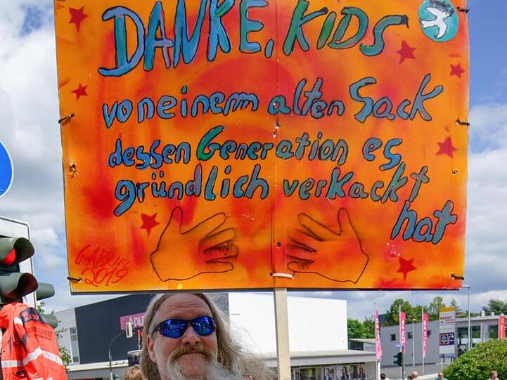 Ein älterer Teilnehmer bedankt sich auf seine Art bei den Teilnehmern der "Fridays for Future"-Demonstranten.