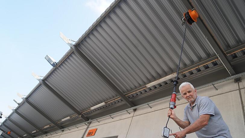 . . . und Elektriker Dieter Heber. Dieses andere Kabel ist nicht mal an Strom angeschlossen. . . . und Elektriker Dieter Heber. Dieses andere Kabel ist nicht mal an Strom angeschlossen.