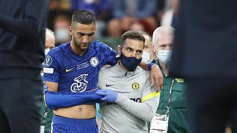 Noch vor der Pause musste Chelsea-Torschütze Hakim Ziyech verletzt ausgewechselt werden.
